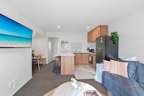 Eine moderne Wohnung mit Küche, Essbereich und Wohnzimmer.