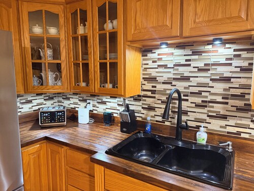 Magnolia Manor a 3-bedroom cottage in serene Daytona Beach with AC