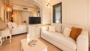 Deluxe Room | Living area