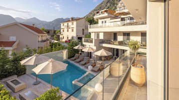 Deluxe-værelse - balkon - delvis havudsigt | Pool | Udendørs pool
