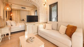 Deluxe-Zimmer, 1 Queen-Bett, Poolseite | Wohnbereich