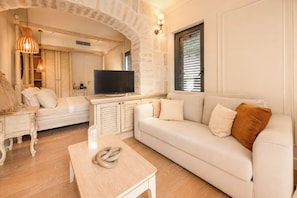 Deluxe Poolside Queen Room | Living area
