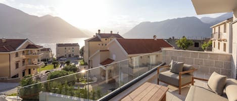 Deluxe-Zimmer, Balkon, Meerblick | Unterkunftsgelände