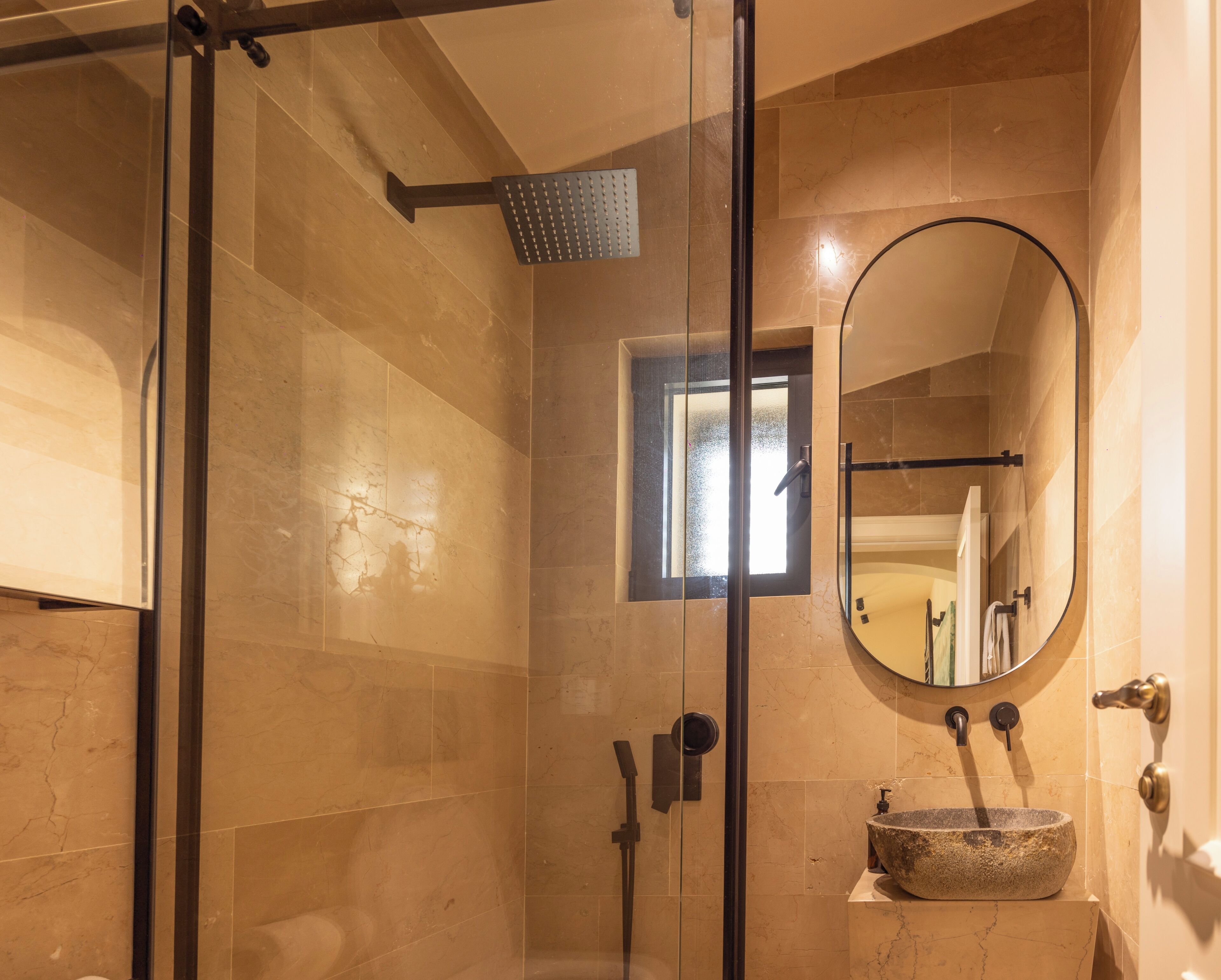 Deluxe Room, Balcony, Sea View | Bathroom | Towels, soap, toilet paper