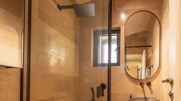 Deluxe Room, Balcony, Sea View | Bathroom | Towels, soap, toilet paper