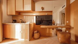 Una cocina moderna con armarios de madera, horno integrado y una barra desayunadora.