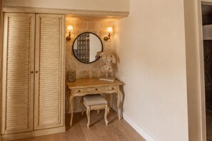 Deluxe Room, Patio, Pool View | Interior