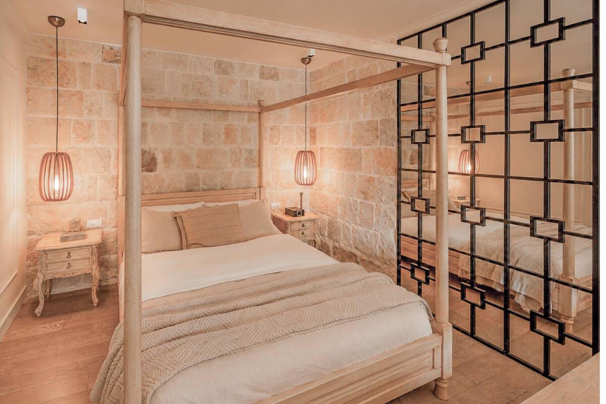 Deluxe Poolside Queen Room