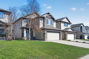 Exterior - Luxury Urban Oasis in Prime Location (Airdrie)