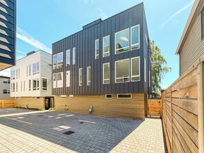 Exterior - Spacious 4-bedroom townhome in beautiful Seattle (Seattle)