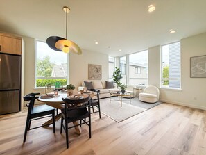 Dining - Spacious 4-bedroom townhome in beautiful Seattle (Seattle)