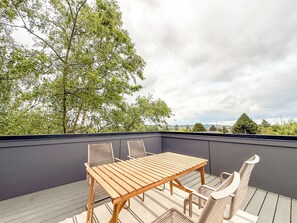Outdoor dining - Spacious 4-bedroom townhome in beautiful Seattle (Seattle)