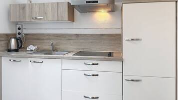 Kühlschrank, Geschirrspüler, Kochgeschirr/Geschirr/Besteck