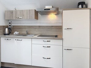 Refrigerador, lavavajillas y utensilios de cocina 
