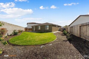Exterior - Business Travel Ready New 3BR Near Airport (Bakersfield)