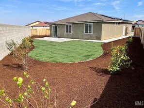 Exterior - Business Travel Ready New 3BR Near Airport (Bakersfield)