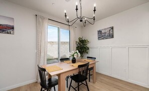 Dining - Business Travel Ready New 3BR Near Airport (Bakersfield)