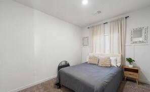 Room - Business Travel Ready New 3BR Near Airport (Bakersfield)