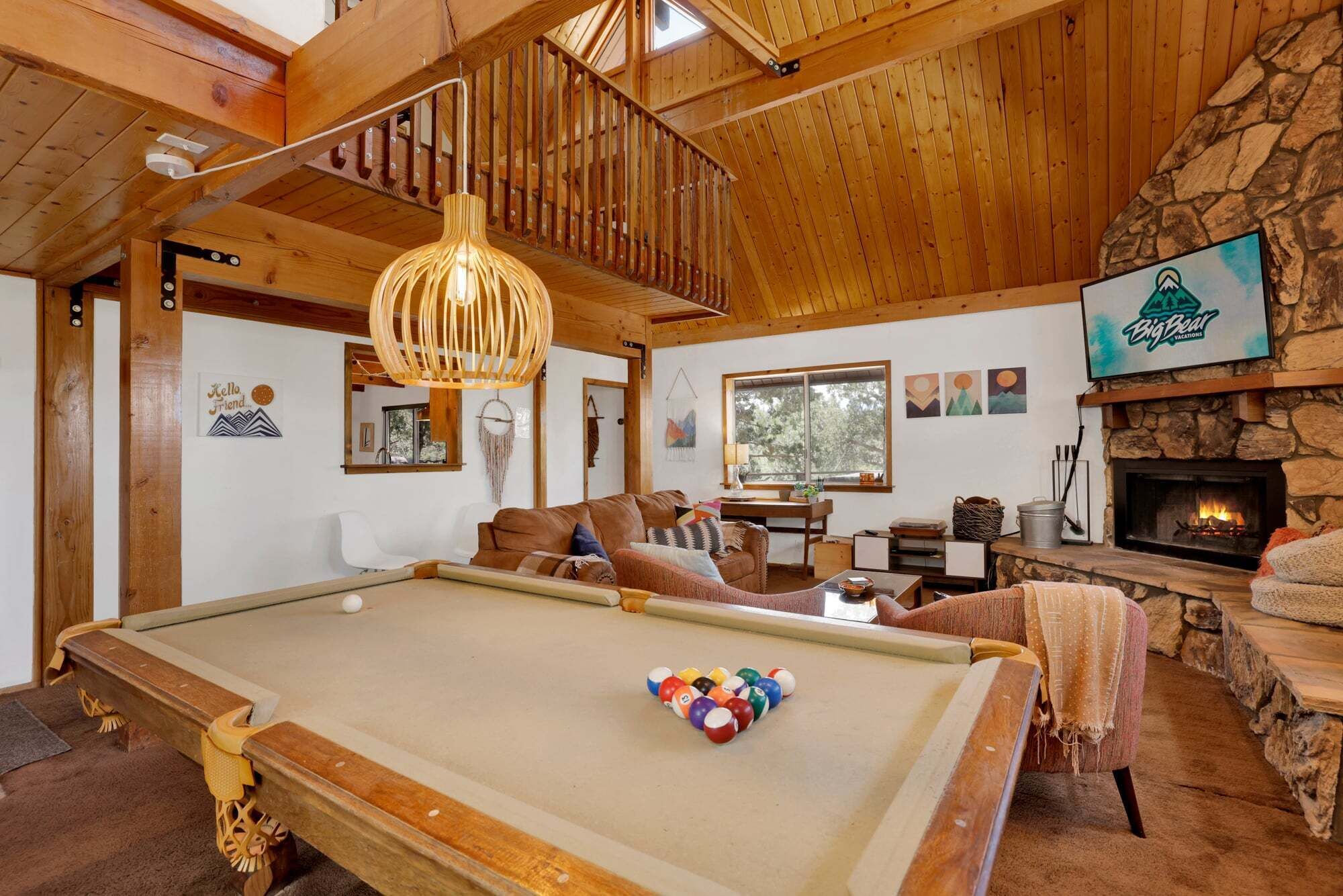 Smart TV, chimenea, videojuegos y biblioteca musical 
