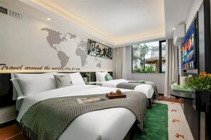 Quarto duplo superluxo, vista para a cidade | Cofres nos quartos, espaço de trabalho para notebook, cortinas blackout