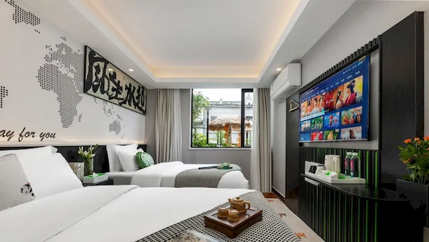 A modern hotel room with two beds, a large TV, and a world map on the wall. - Boni Hotel Guangzhou Huangsha Station (Guangzhou)