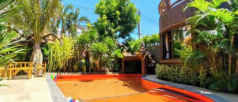 Outdoor pool, free cabanas, pool umbrellas