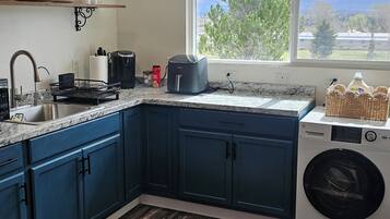 Réfrigérateur, micro-ondes, plaque de cuisson, cafetière/bouilloire