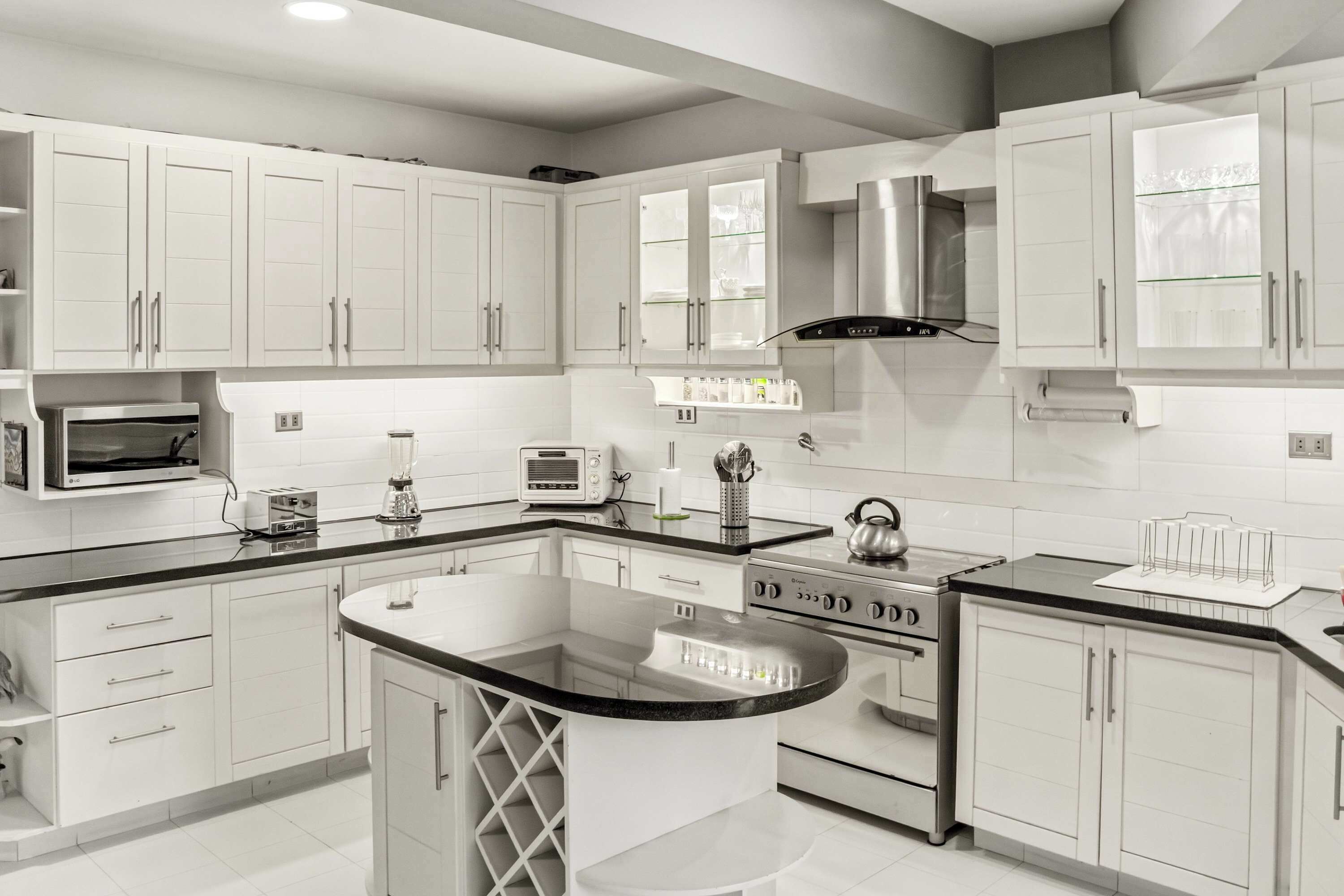 Geladeira, micro-ondas, fogão, cooktop