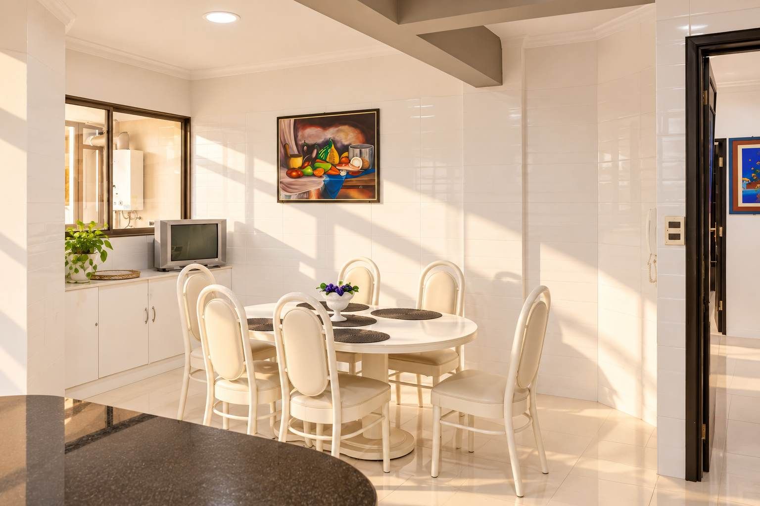 Kitchen dining area for 6