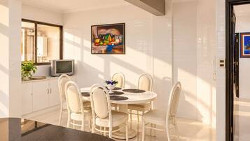 Kitchen dining area for 6