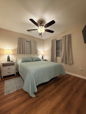 Room - Summer Cottage • Sleeps 8 • Pool • Bikes • Walk to Beach • Tennis (Mears)