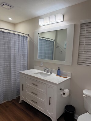 Bathroom - Summer Cottage • Sleeps 8 • Pool • Bikes • Walk to Beach • Tennis (Mears)