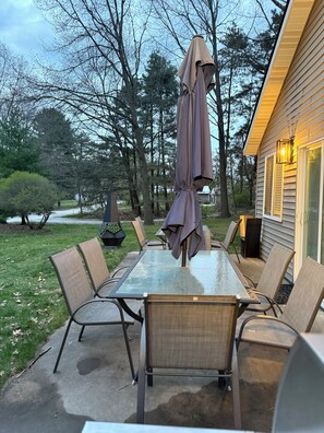 Outdoor dining - Summer Cottage • Sleeps 8 • Pool • Bikes • Walk to Beach • Tennis (Mears)