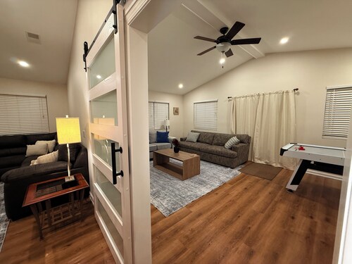 Summer Cottage • Sleeps 8 • Pool • Bikes • Walk to Beach • Tennis • Flora Dale