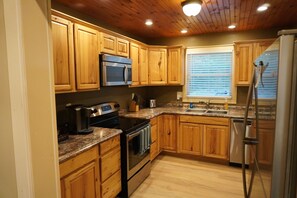 Private kitchen - Light & bright 2+ bedroom single level cabin in Bristol (Bristol)