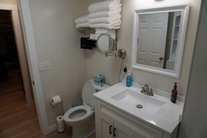 Bathroom - Light & bright 2+ bedroom single level cabin in Bristol (Bristol)