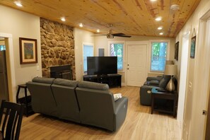 Living area - Light & bright 2+ bedroom single level cabin in Bristol (Bristol)