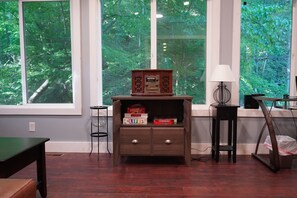 Interior - Light & bright 2+ bedroom single level cabin in Bristol (Bristol)