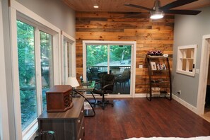 Interior - Light & bright 2+ bedroom single level cabin in Bristol (Bristol)
