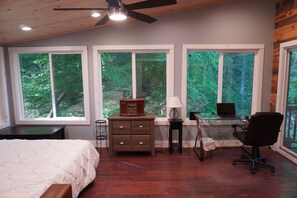 Room - Light & bright 2+ bedroom single level cabin in Bristol (Bristol)
