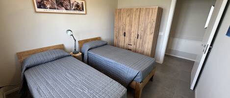 2 bedrooms, desk, Internet