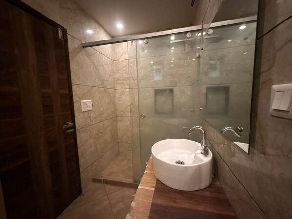 Bathroom - Hotel Twamev Peeragarhi (New Delhi)