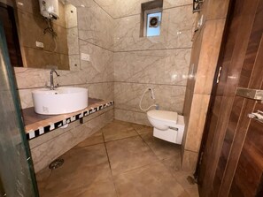 Bathroom - Hotel Twamev Peeragarhi (New Delhi)
