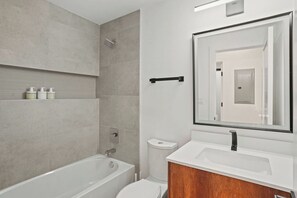 Sèche-cheveux, serviettes fournies, savon, papier toilette