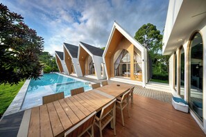 A modern house with a swimming pool, wooden deck, and large windows. - Winvilla Pattaya (Bang Lamung)