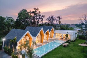 A modern villa with a swimming pool, multiple guest rooms, and a well-maintained garden. - Winvilla Pattaya (Bang Lamung)
