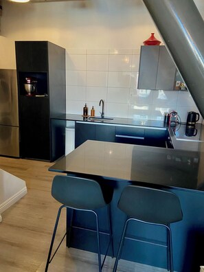Private kitchen - Heritage NY-style loft in the heart of Cuba Street – 2 Bed, 2 Bath Apartment (Wellington)