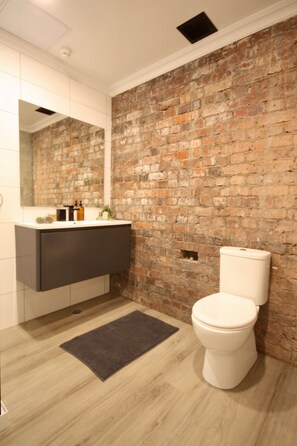 Shower, hair dryer, towels, soap - Heritage NY-style loft in the heart of Cuba Street – 2 Bed, 2 Bath Apartment (Wellington)