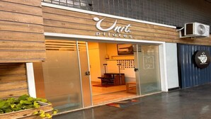 Um edifício com uma placa que diz 'Unit Pilates'.
