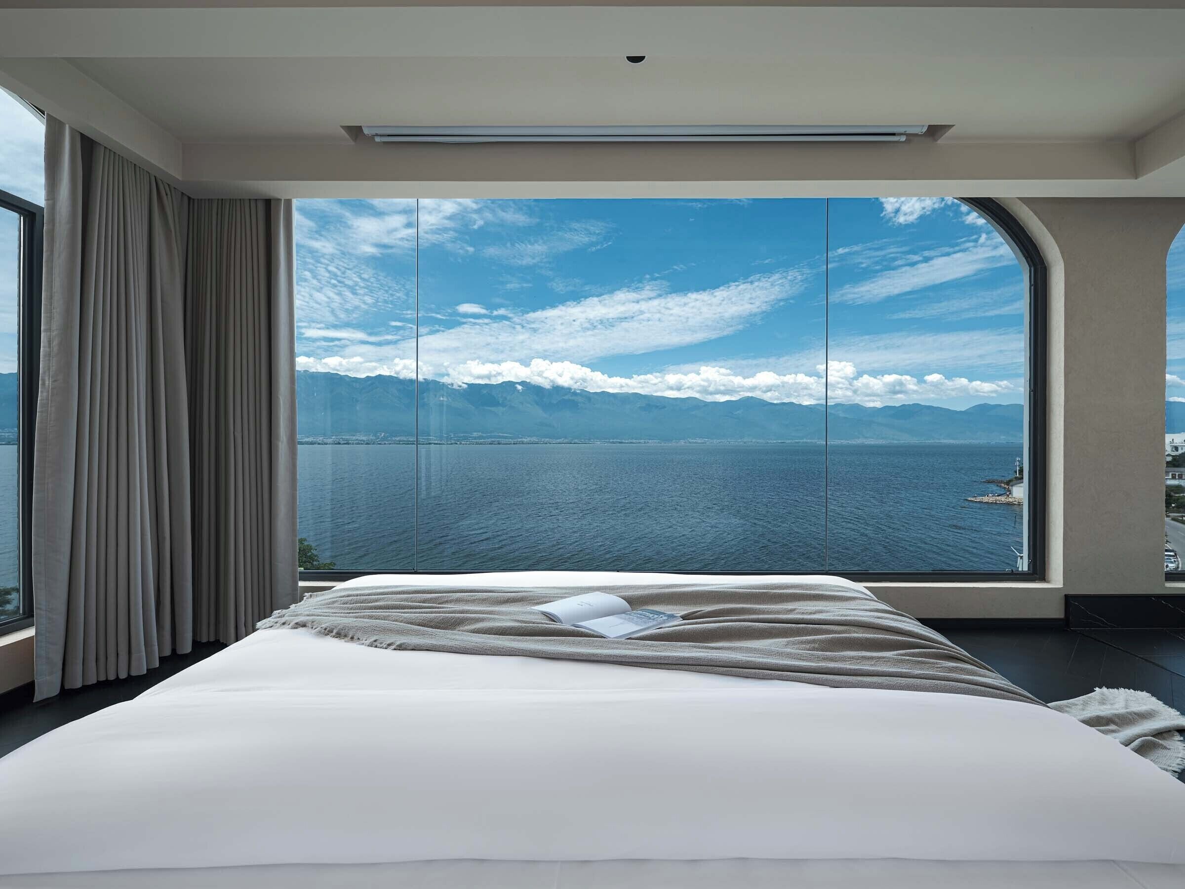 Suíte urbana | Roupas de cama premium, frigobar, individualmente decorados